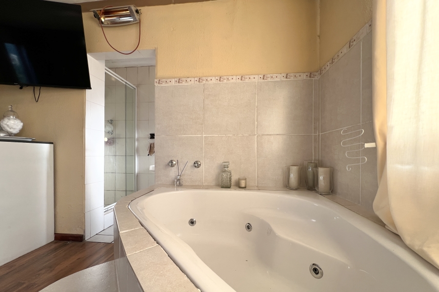 5 Bedroom Property for Sale in Vredekloof Western Cape